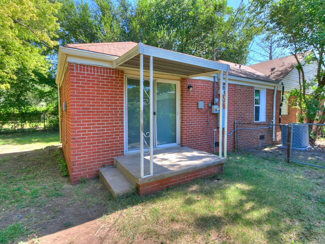 Building Photo - 1121 Bellevidere Dr