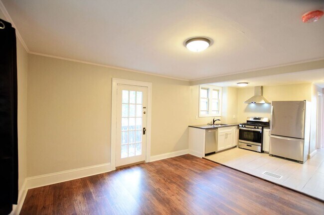 Building Photo - Room for Rent in 5 Bedroom House