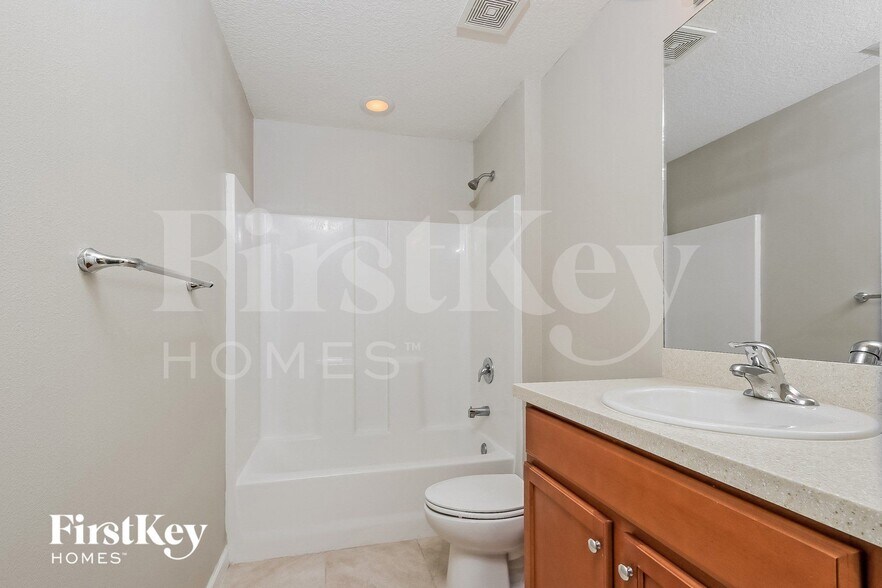 Building Photo - 1525 SW Fresno Rd