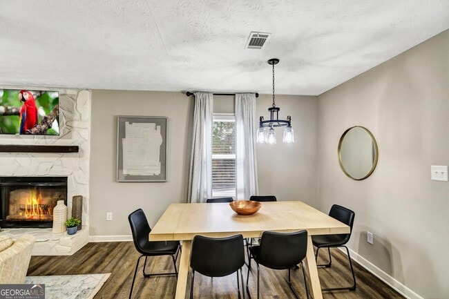 Building Photo - 3017 Valley View Dr