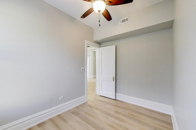 Building Photo - 2114 W Byron St