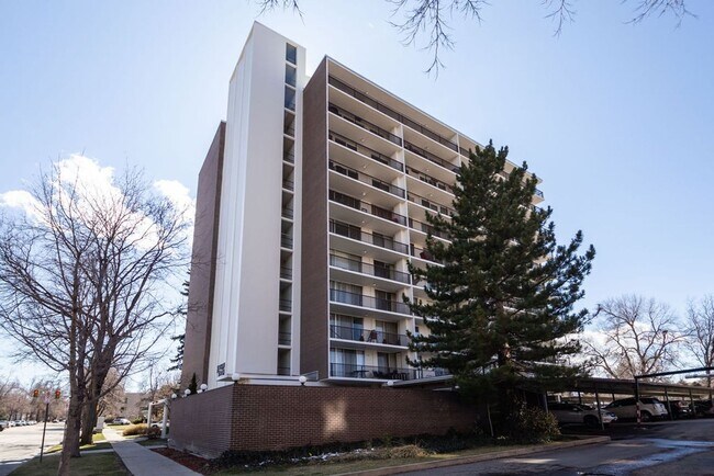 Building Photo - 421 S Howes St