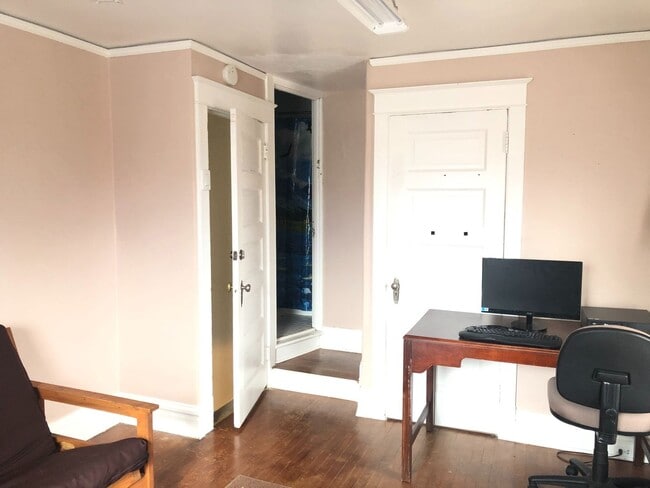 Building Photo - Large Five Bedroom Home in Lakeside!