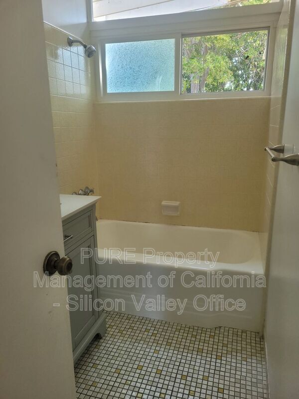 Building Photo - 340 Ely Pl