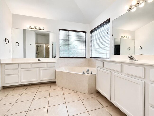 Building Photo - 9412 Lightwood Cove