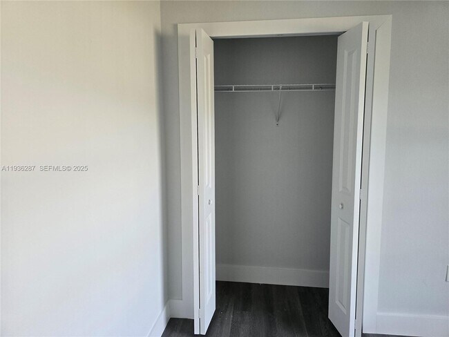 Building Photo - 1605 W 11th St