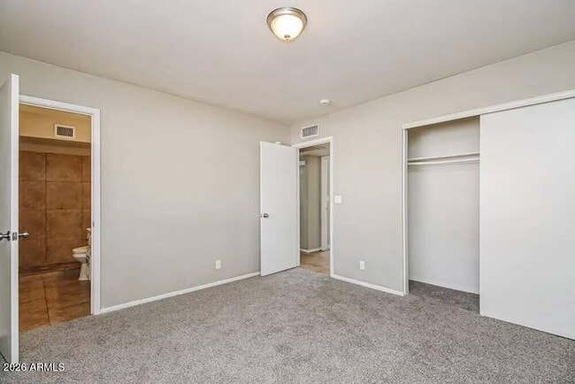 Building Photo - 834 E Glade Ave