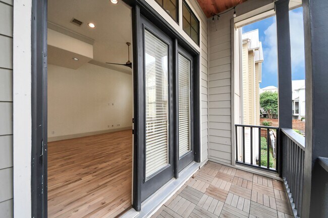 Building Photo - 3229 Maxroy St