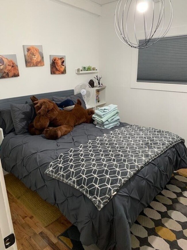 Building Photo - 3 Bed 2 Bath Single level FULLY FURNISHED