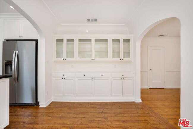 Building Photo - 135 N Orange Dr