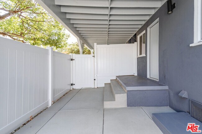 Building Photo - 1812 W Glenoaks Blvd