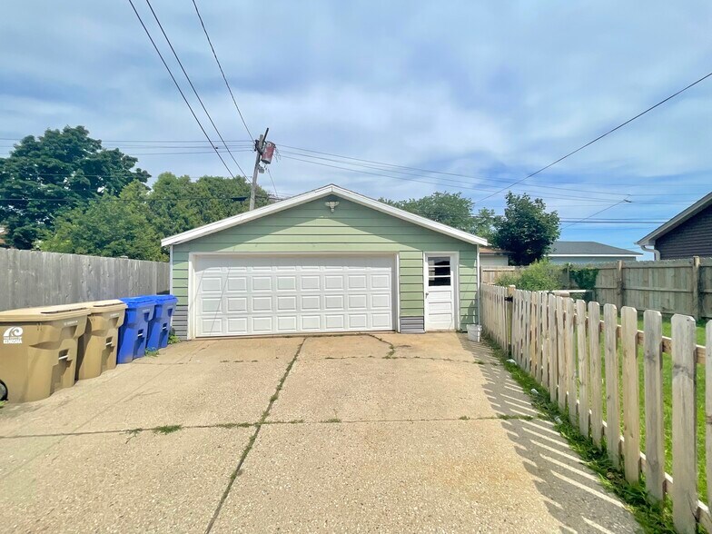 Building Photo - 1706 33rd St