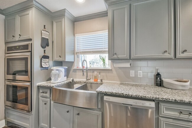 Building Photo - 24237 Creekwood Dr