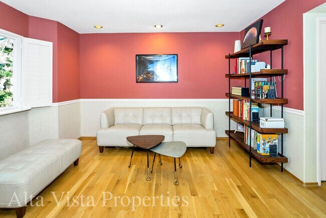 Building Photo - Beautiful Dual Master bedroom Townhome in ...