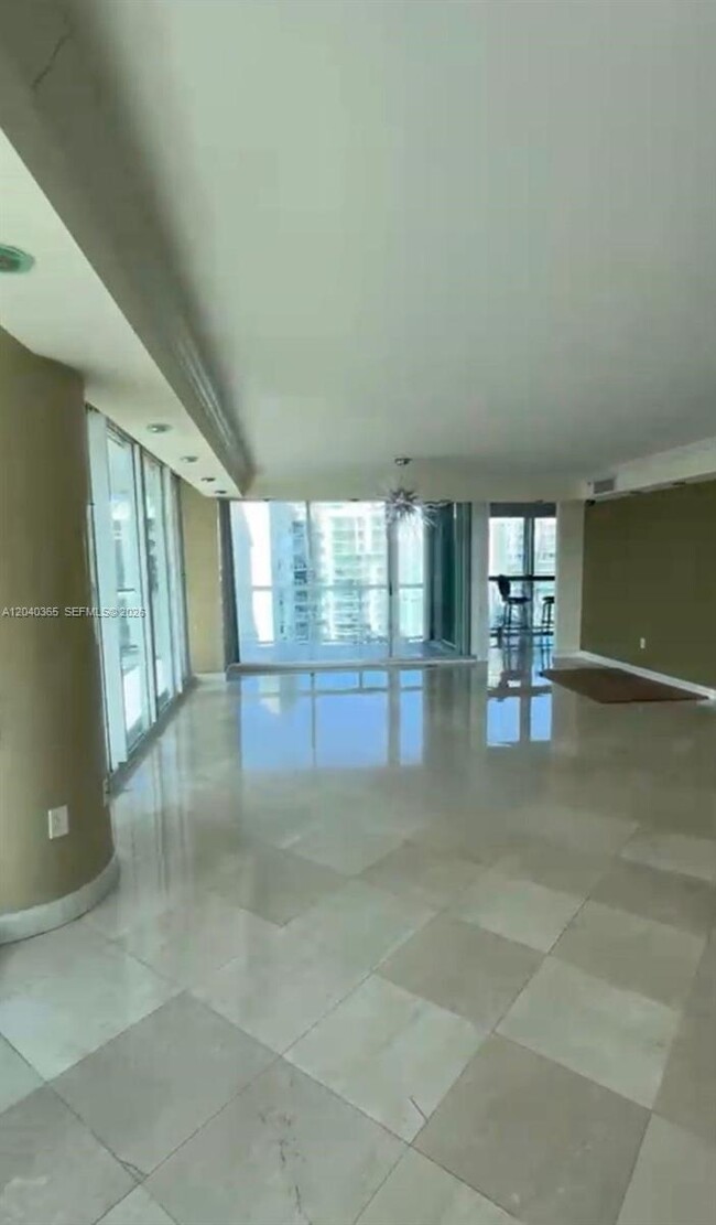Building Photo - 16500 Collins Ave