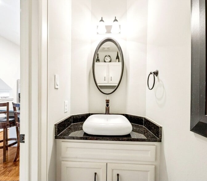 Building Photo - 548 Westcross St