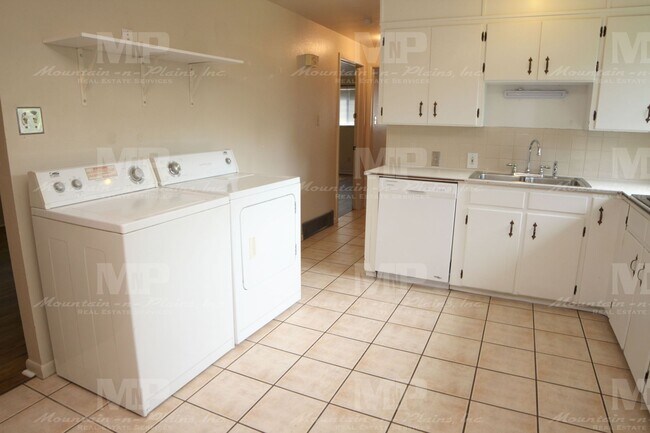 Building Photo - 323 W Mulberry St