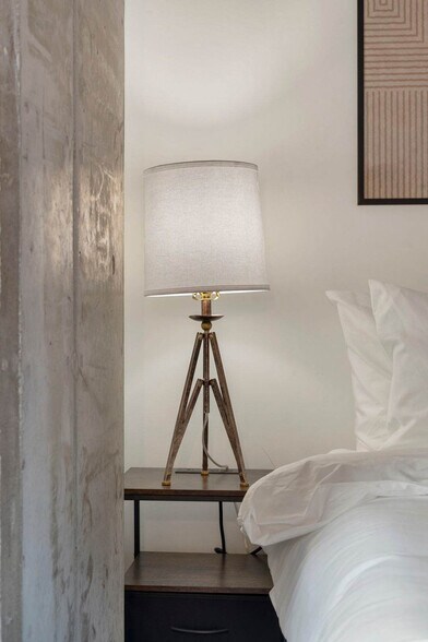 Building Photo - 853 W Blackhawk St