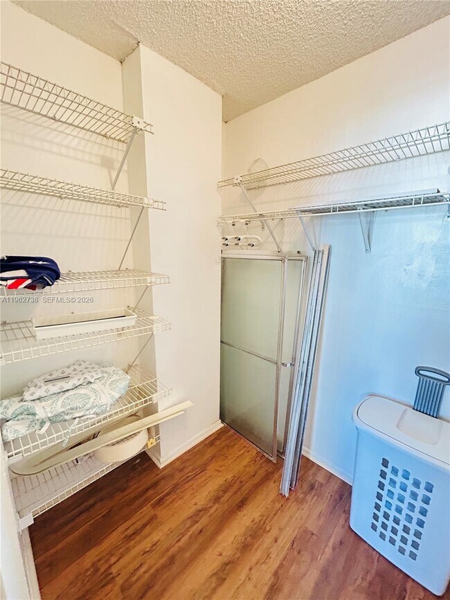 Building Photo - 800 Parkview Dr