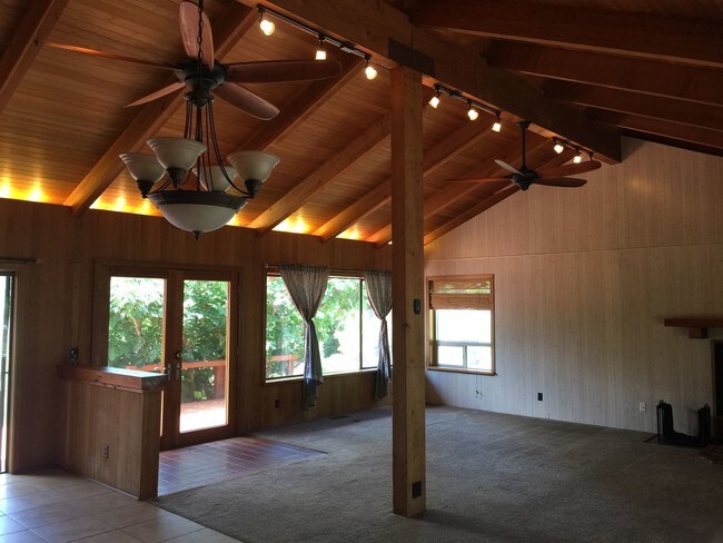 Building Photo - 817 E Jewett Blvd