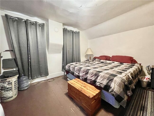 Building Photo - 4 bed 2 bath available June 1st