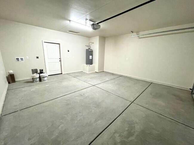 Building Photo - Centrally Located 3BR Home Near Airway Ave | Granite Kitchen, 2-Car Garage & Fenced Yard!