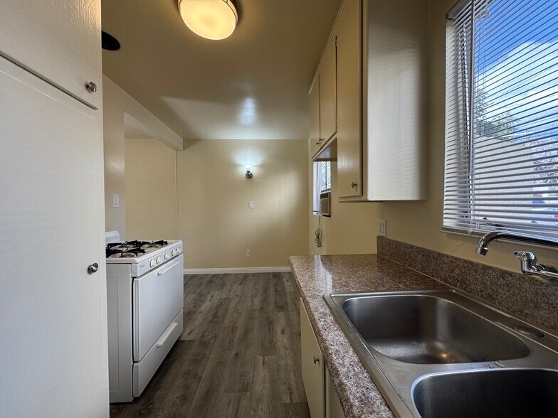 Building Photo - 6727 Pickering Ave