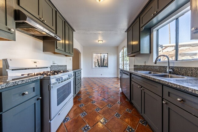 Building Photo - 3 Bedroom Home with Outdoor Space in Frogtown!