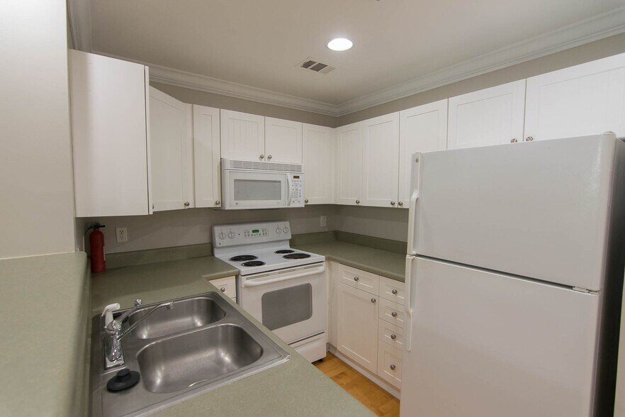 Building Photo - 490 Barnett Shoals Rd