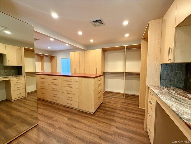 Building Photo - 5 Glen Hill Ct