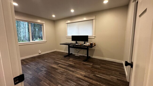 Building Photo - 340 SE 26th Ave