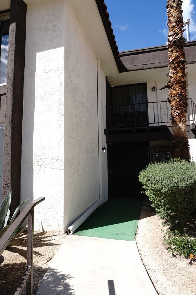 Building Photo - 1405 Vegas Valley Dr