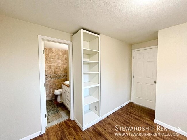 Building Photo - 325½ Schooling St.-