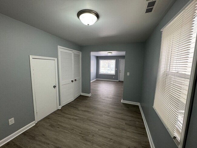 Building Photo - 1129-1131 S Sheffield Avenue