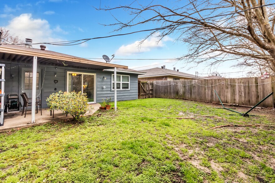 Building Photo - 2304 West Creek