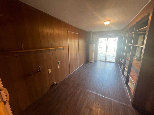 Building Photo - 4 bed 1 bath, with extra large utility are...