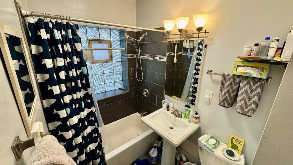 Building Photo - 4205 N Linder Ave