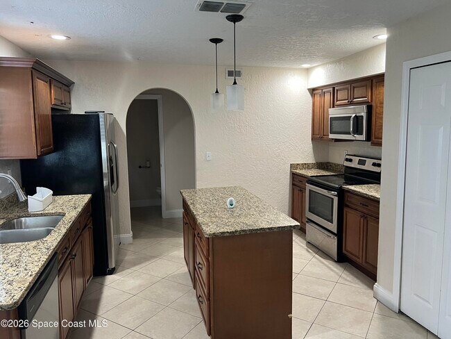 Building Photo - 1721 Las Palmos Dr