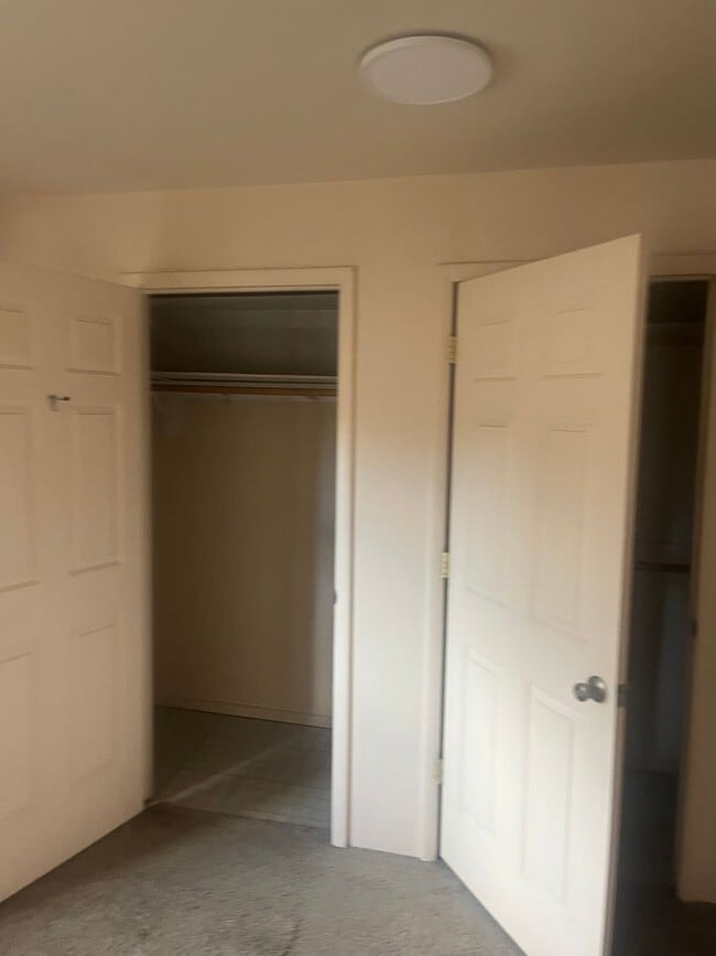 Building Photo - Beautiful ! Bed 1.5 Bath in J-6.