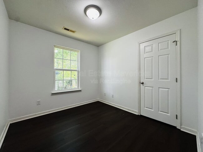 Building Photo - 4609 Kirkland Ave