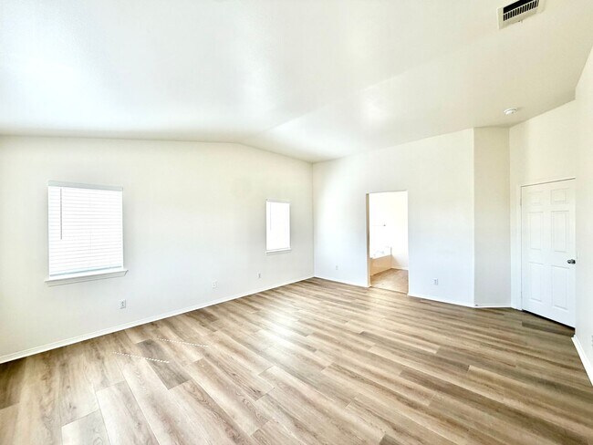 Building Photo - Spacious 3 Bedroom Home with Loft, Large Backyard & 2 Car Garage