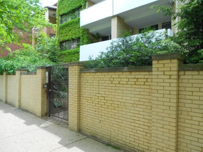 Building Photo - 0 bedroom in Chicago IL 60660