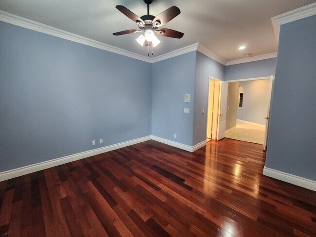 Building Photo - Entertainers Delight with minutes of shopping and restaurants