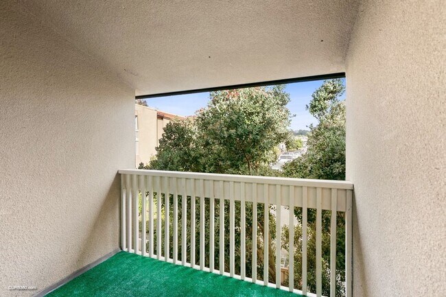 Building Photo - R471