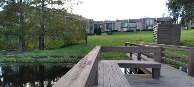 Building Photo - 824 Town Cir