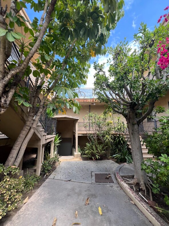 Building Photo - 2637 S Centinela Ave