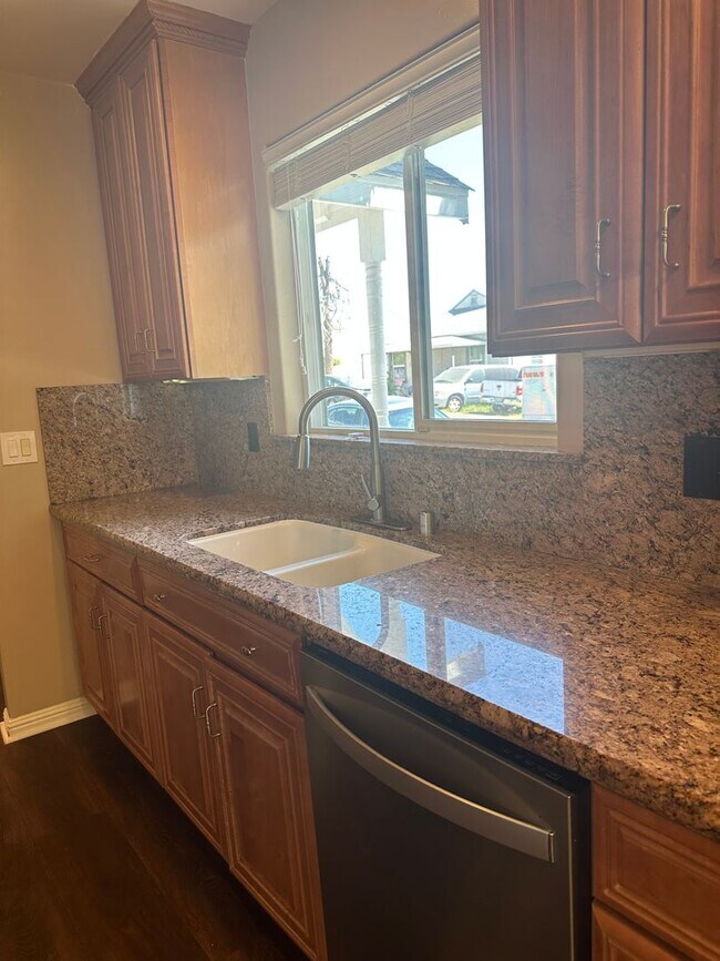 Building Photo - Beautifully updated 3br/2ba Home with Time...