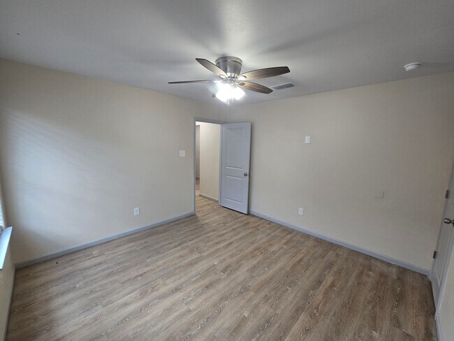 Building Photo - Spacious 3/2/2 Home with Modern Finishes a...