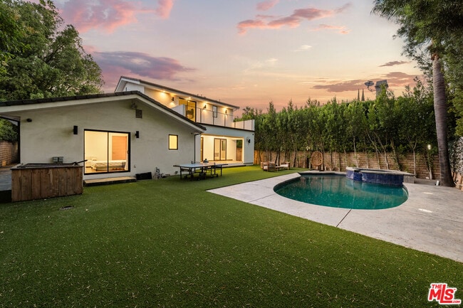 Building Photo - 5062 Woodley Ave