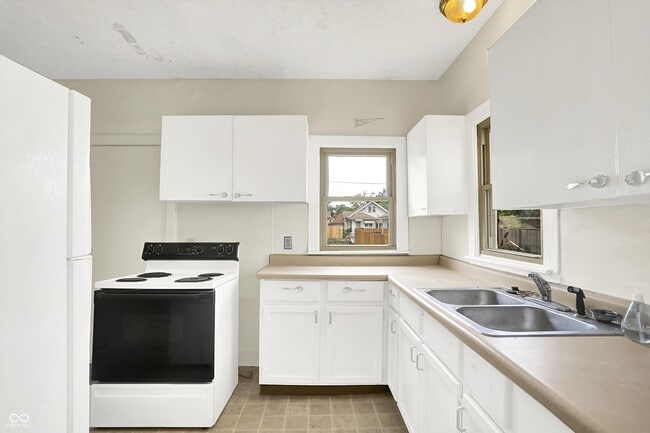 Building Photo - 628 N Riley Ave